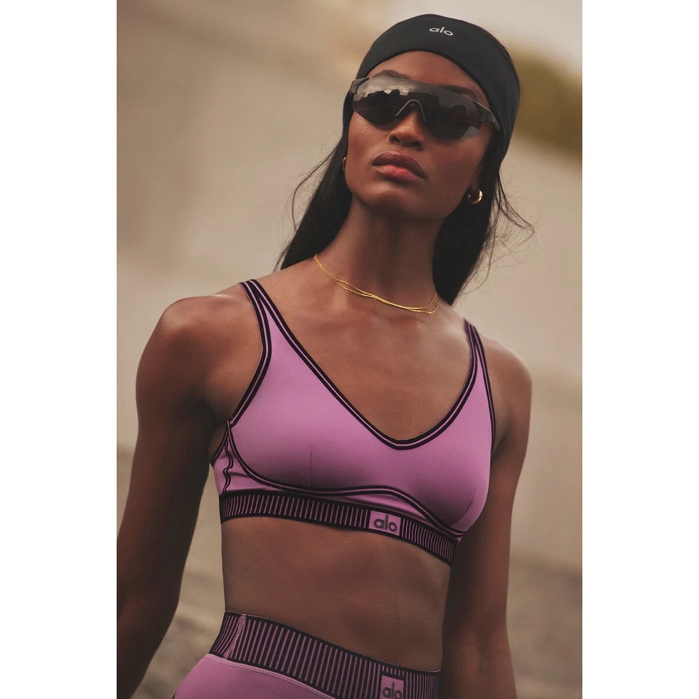 Alo Yoga Airlift Line Up Bra Soft Mulberry M - Picture 8 of 9